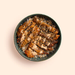 175. DONBURI USI KATSU-DON(TERNERA REBOZADA JAPONESA,SALSA SÉSAMO,SÉSAMO Y ARROZ)